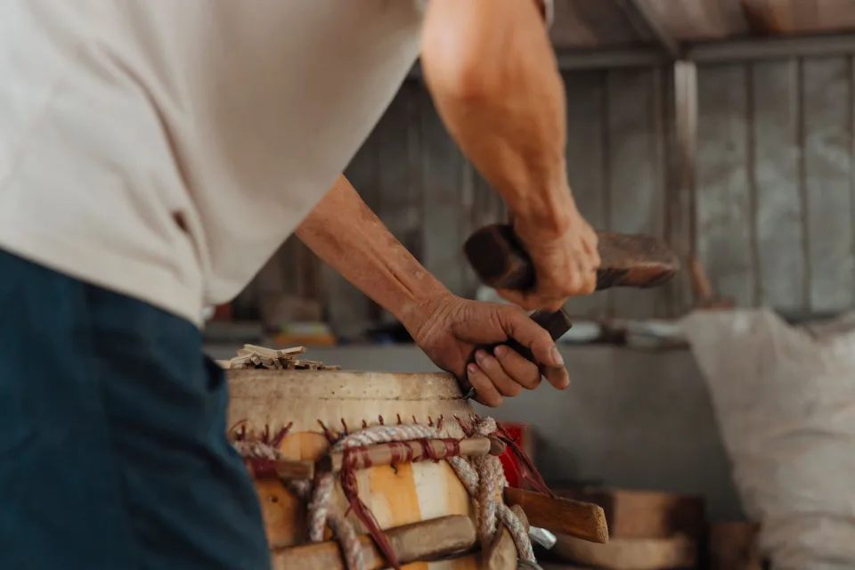 Thợ đang chạm khắc bia đá