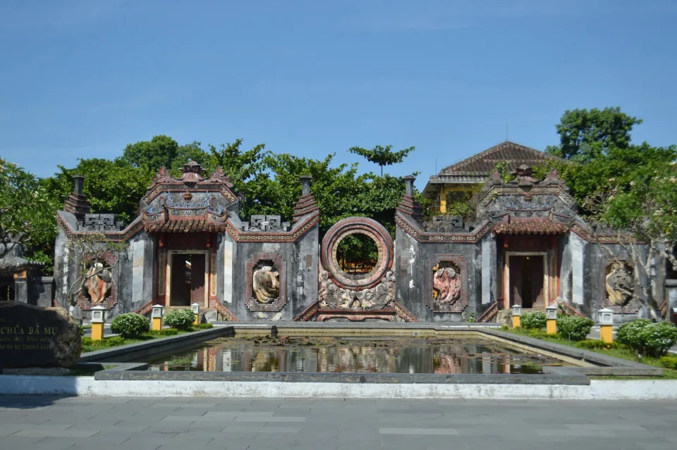 Xưởng đá và mẫu vật liệu